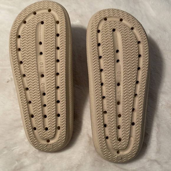 Cushionaire Cloud Slides - Size 10 - Picture 4 of 7